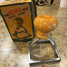 The KING The KING Size Ravioli Press Pasta Mold 2 3/4 in Metal/Wood 1-Hole