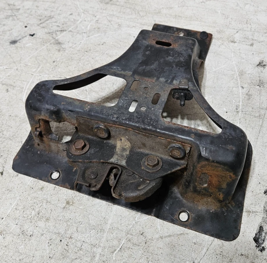 95~05 GMC Jimmy S15 Chevy Blazer S10 Soporte de radiador Soporte de cierre de capó central Foto 3 de 4