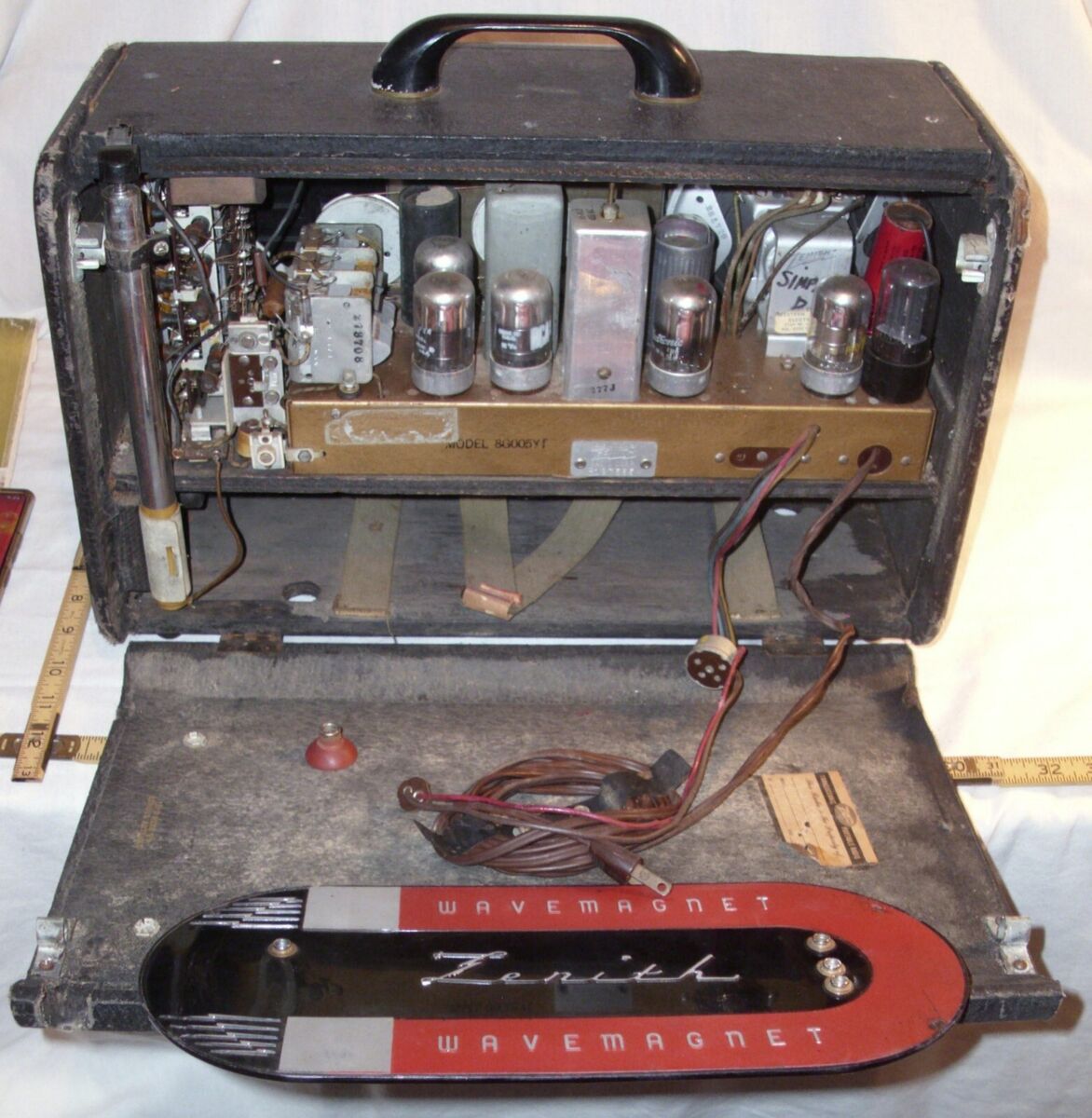 ZENITH TRANS-OCEANIC MODEL 8G005 PORTABLE SHORTWAVE TUBE ZENITH TRANS-OCEANIC MODEL 8G005 PORTABLE SHORTWAVE TUBE