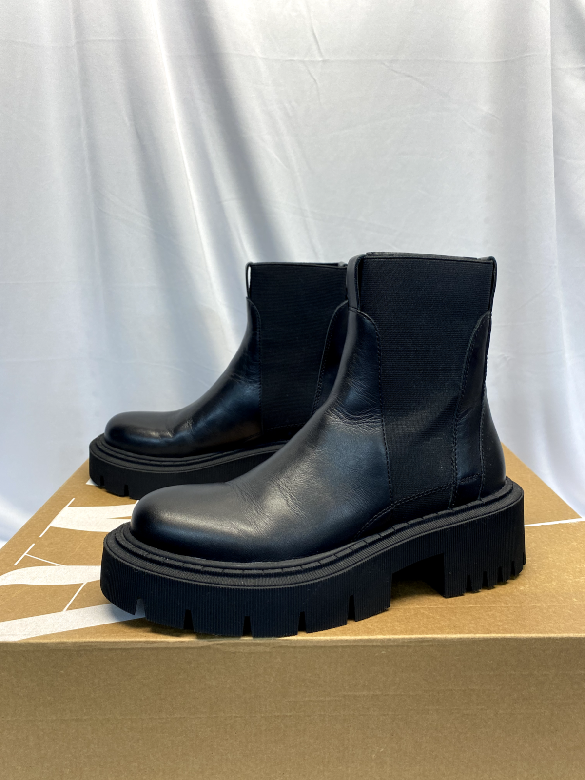 Womens Zara Low Heeled Lug Sole Black 