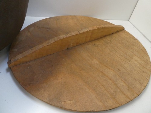VINTAGE JAPANESE CAST IRON TRI FOOTED COOKING POT WOK WOODEN LID - Picture 2 of 6