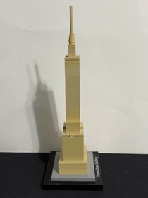 LEGO ARCHITECTURE: Empire State Building (21002) with Statue of Liberty Minifig