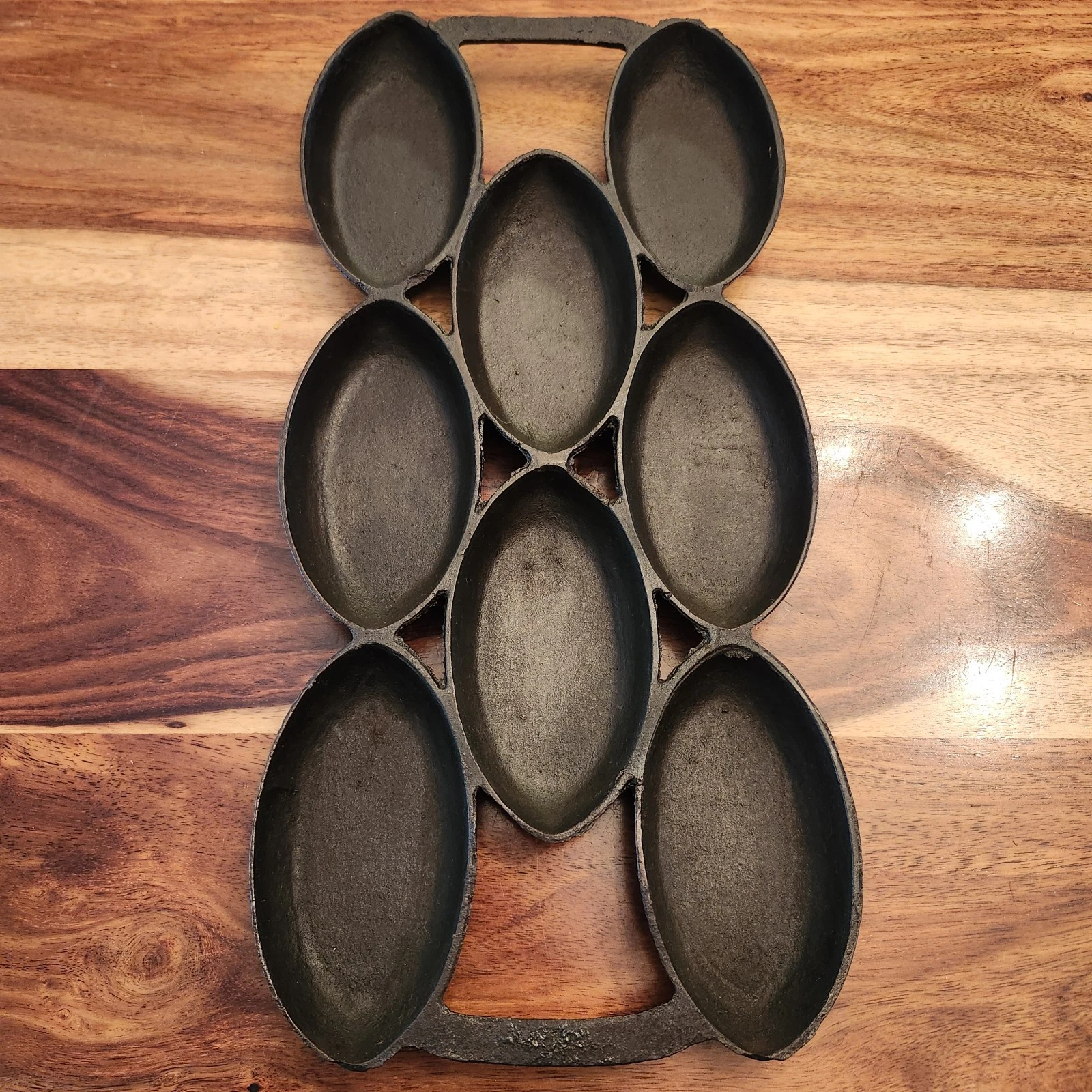 Gate Mark Cast Iron "Cat Eye" Gem Pan #4, 8-Cup, Pre-1890s