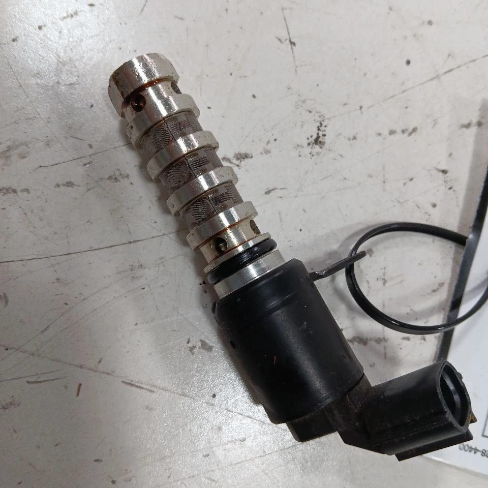 Válvula de control de aceite de engranaje de distribución variable Kia Optima culata solenoide 2018 2 Foto 2 de 4