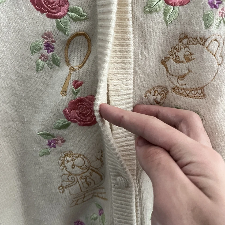 Cardigã Disney Her Universe Beauty & The Beast tamanho plus size 2 bordado - Imagem 3 de 4