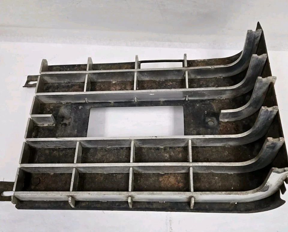 Cadillac Deville 1967 extensión de parrilla delantera izquierda OEM GM Foto 3 de 4