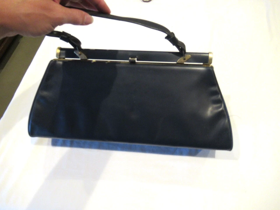 海军蓝乙烯基复古手提包,c. 20 世纪 60 年代,金色“翅膀”上边缘 — 第 2/4 张图片