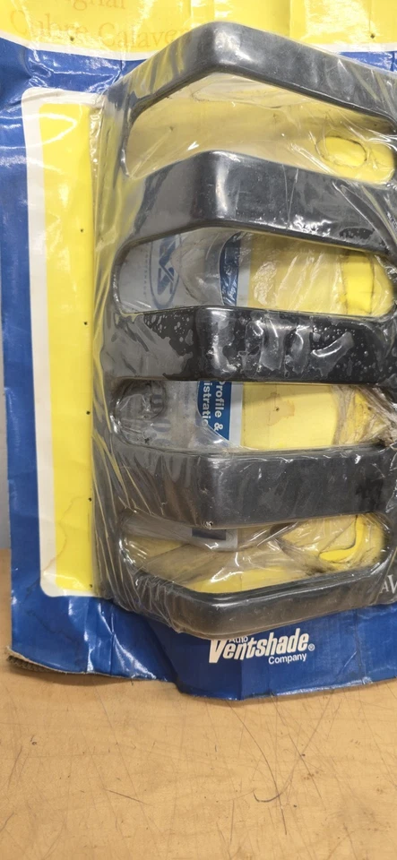 Cubiertas de luz ranuradas para cortinas traseras AVS 36025 1984-96 Jeep Cherokee XJ Foto 2 de 4