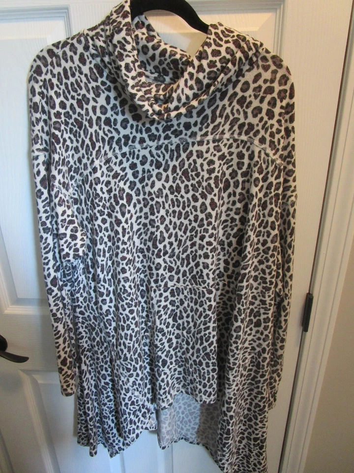 LANE BRYANT LIVI CAPUCHA ACTIVA CUELLO HACCI MARFIL LEOPARDO TOP TALLA 22/24 NUEVO