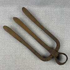 Rastrillo de hierro forjado antiguo primitivo de hierro forjado de tres dientes forjado forjado a mano
