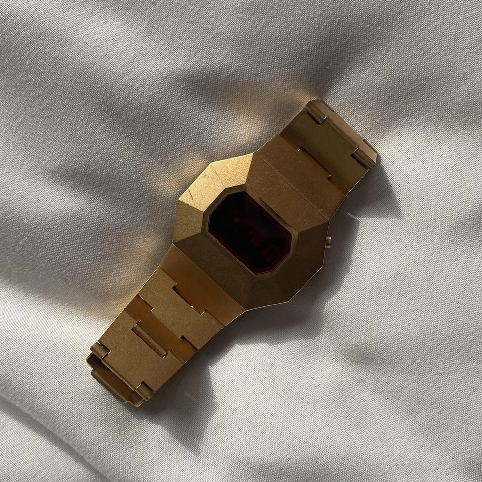 Rare Fairchild Men's Gold Quartz LCD Wristwatch Swiss Made In The 1970s - Image 2 of 4