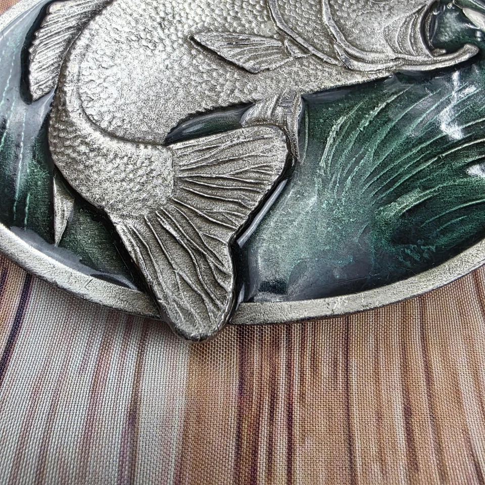 Hebilla de cinturón de pez lubina vintage 1977 bergamota latón funciona hecho en EE. UU. regalo de pesca Foto 3 de 4