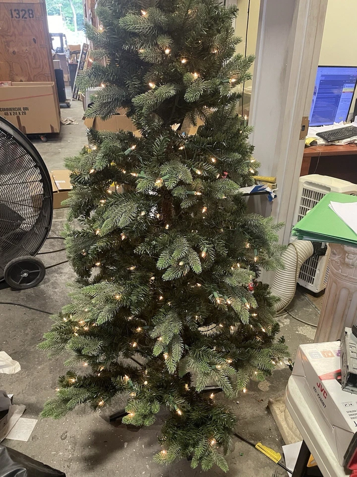 Árbol de Navidad artificial de abeto bálsamo delgado preiluminado de 7' luces transparentes - de Philips Foto 2 de 4