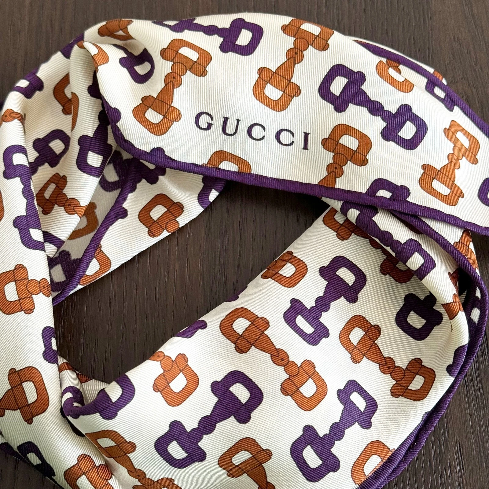 Écharpe en losange en soie GUCCI avec imprimé mits de cheval fabriquée en Italie