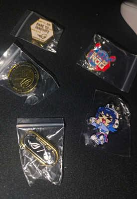 ASUS ROG Pin Set 2023 20th Anniversary Metall/Emaille mehrfarbig, 5 Motive