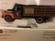 First Gear 1/34 Scale Diecast - 18-1161 1951 Ford F6 Full Rack Stake Truck NICE
