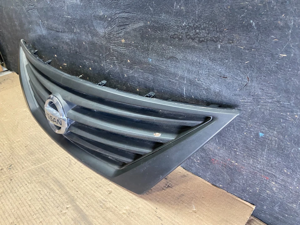 Nissan Versa 2012 a 2014 sedán parrilla superior delantera mercado de accesorios R2286 DG Foto 2 de 4