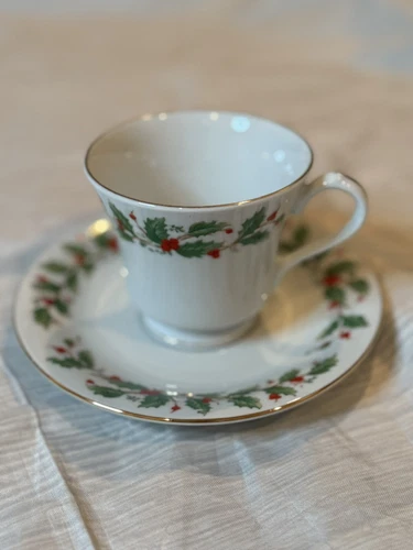 Vintage (4) Fine China Pearl NOEL Holly Berry Christmas Teacup and saucer set