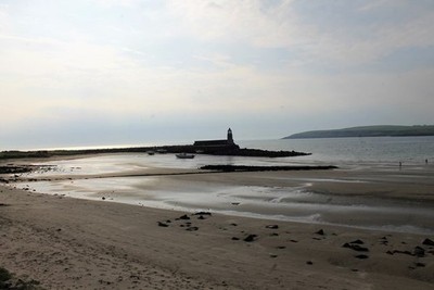 Foto 6x4 Port Logan Ein Blick über den Sand zum alten Leuchtturm. c2017