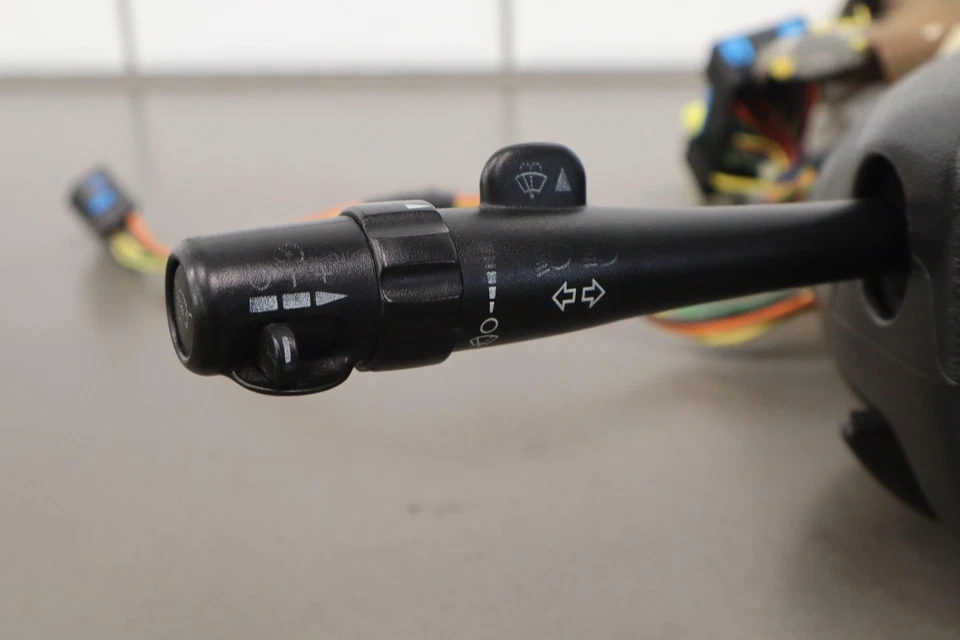 03-06 Chevy Suburban 2500 GMT800 OEM Conjunto de columna de dirección inclinable Radio UK3 Foto 2 de 4