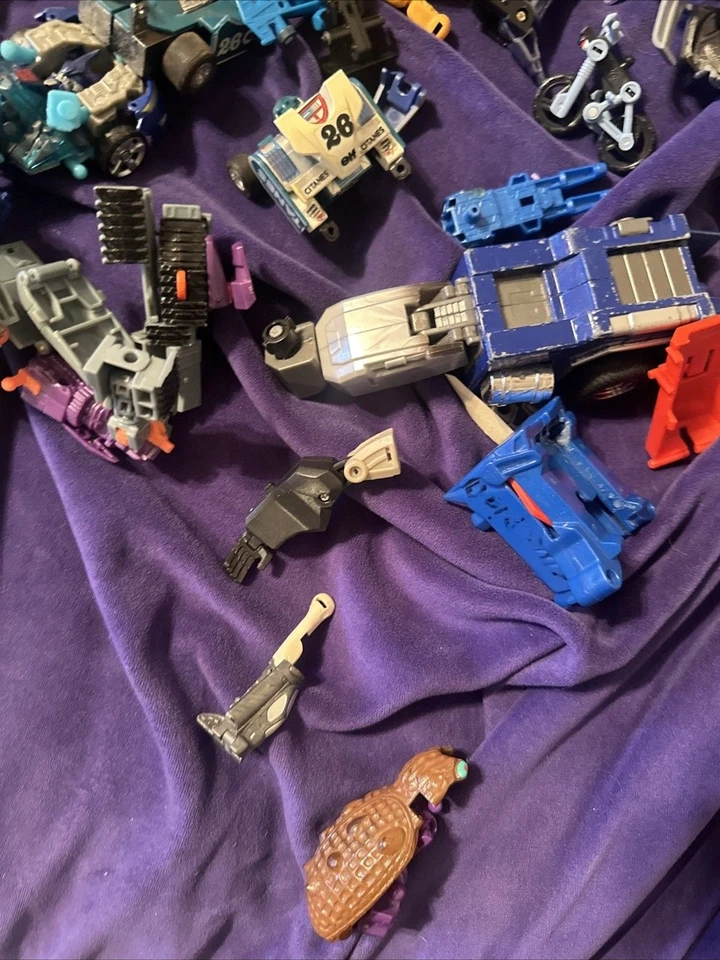 Transformers Huge Mixed lot 30+ Figures Vintage & Modern Incomplete + Parts - Image 4 of 4