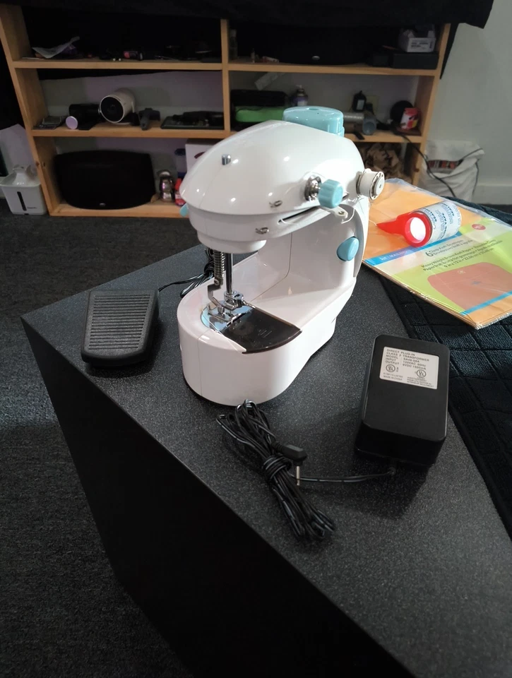 Sewing Genie Professional Style Sewing Machine Portable Compact Travel Bag - Image 2 of 4