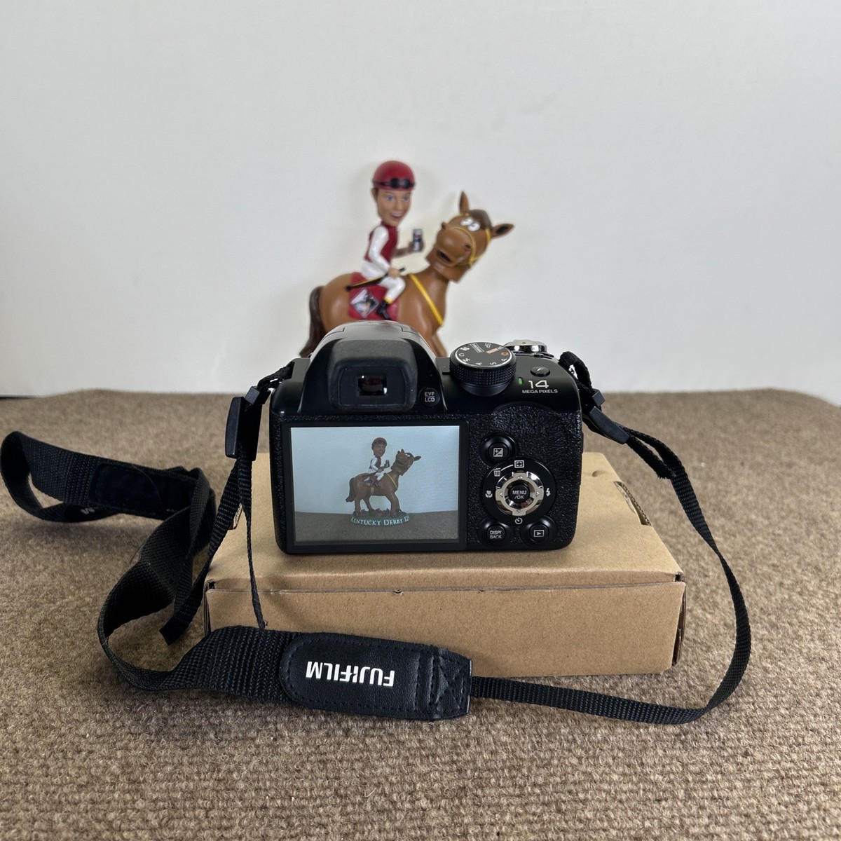 売り切り！FUJIFILM FINEPIXS8200 Fujifilm FinePix S8200 White Compact Digital Camera Tested Working