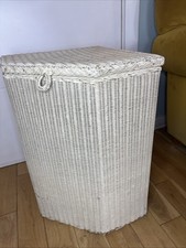 Vintage Lloyd Loom 'Lusty' Narożny kosz na pranie lniany biały pokryty retro kuchnia
