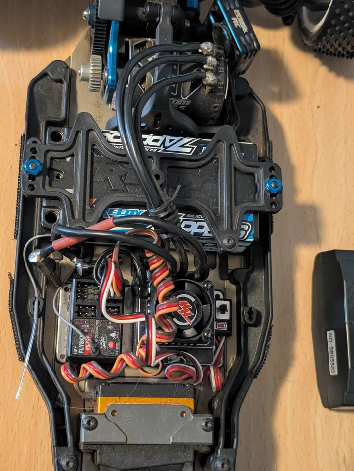 Team Associated RC10 B6.4 1/10 Electric Off Road 2WD Buggy with Electronics - Image 4 of 4