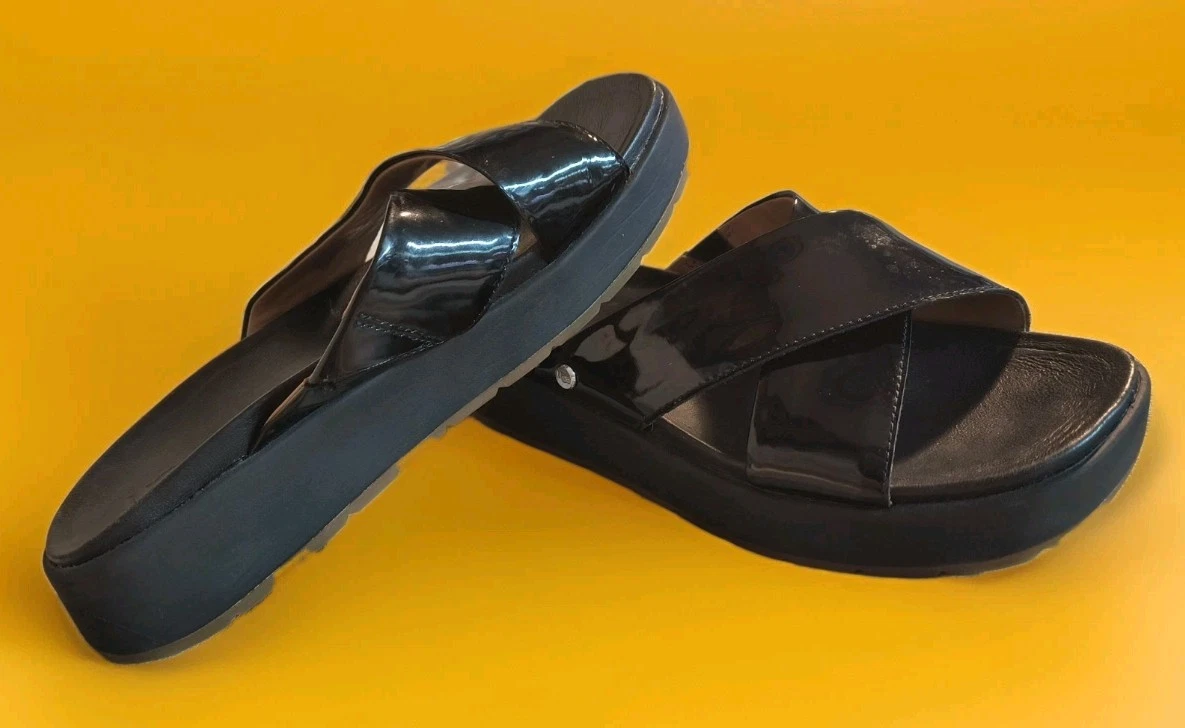 UGG Emily 1107896 sandalo slide donna 7 nero vernice incrociato plateau