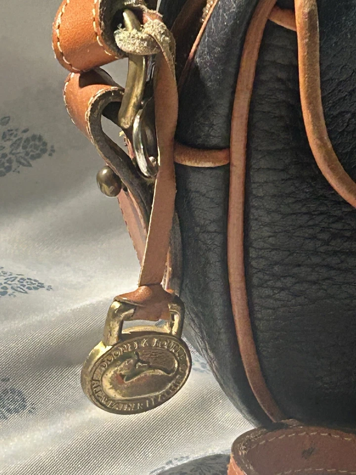 Tiracolo vintage Dooney and Bourke azul bronzeado feito nos EUA - Imagem 2 de 4
