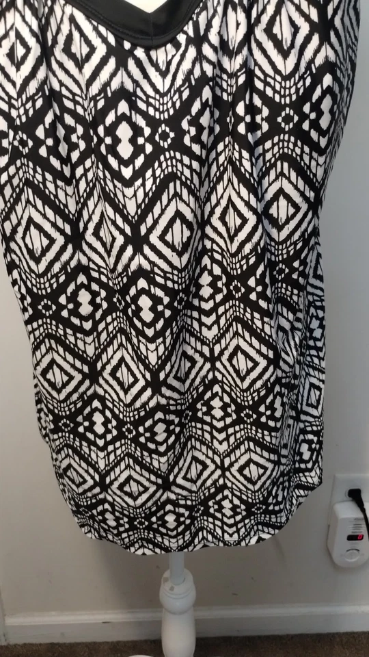 Camiseta Tankini Geométrica Jaclyn Smith Talla Grande Negra/Blanca, Talla 24W Foto 3 de 4