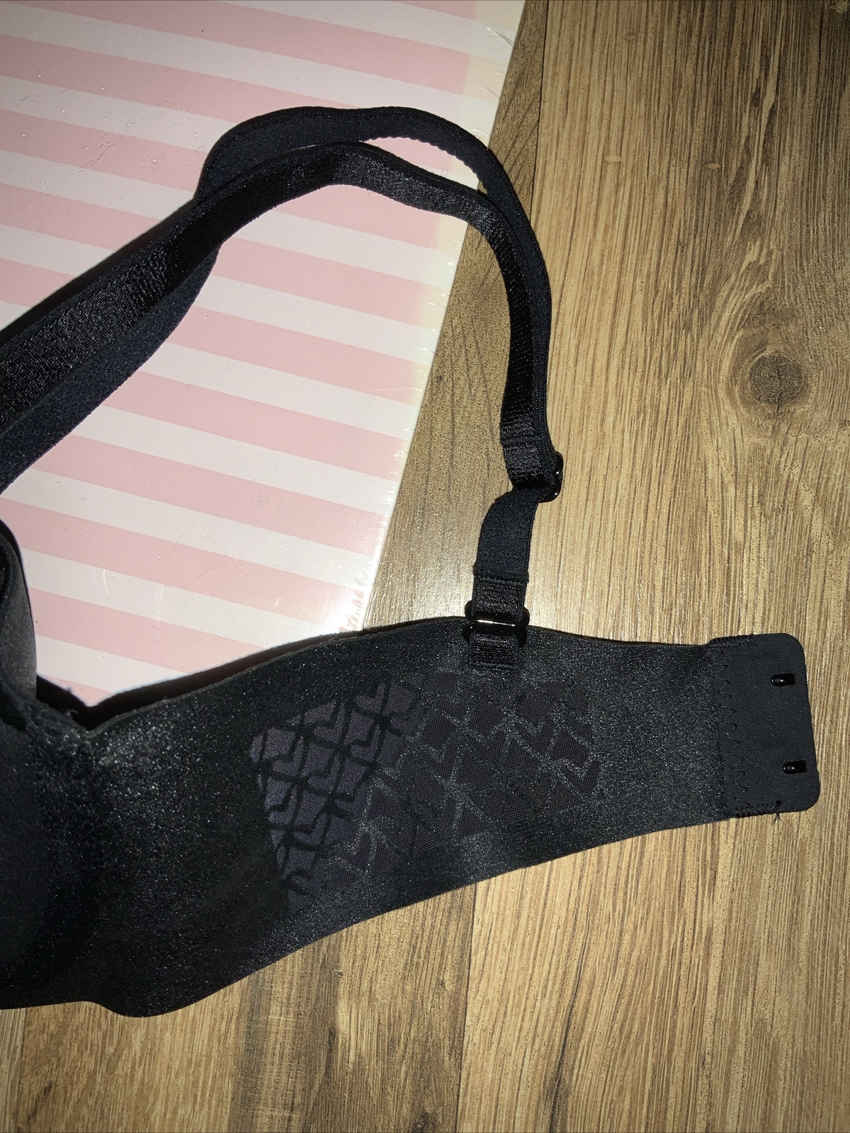 32C Victoria's Secret BLACK Multi way Bra (Straps Included) Metal “V” NEW