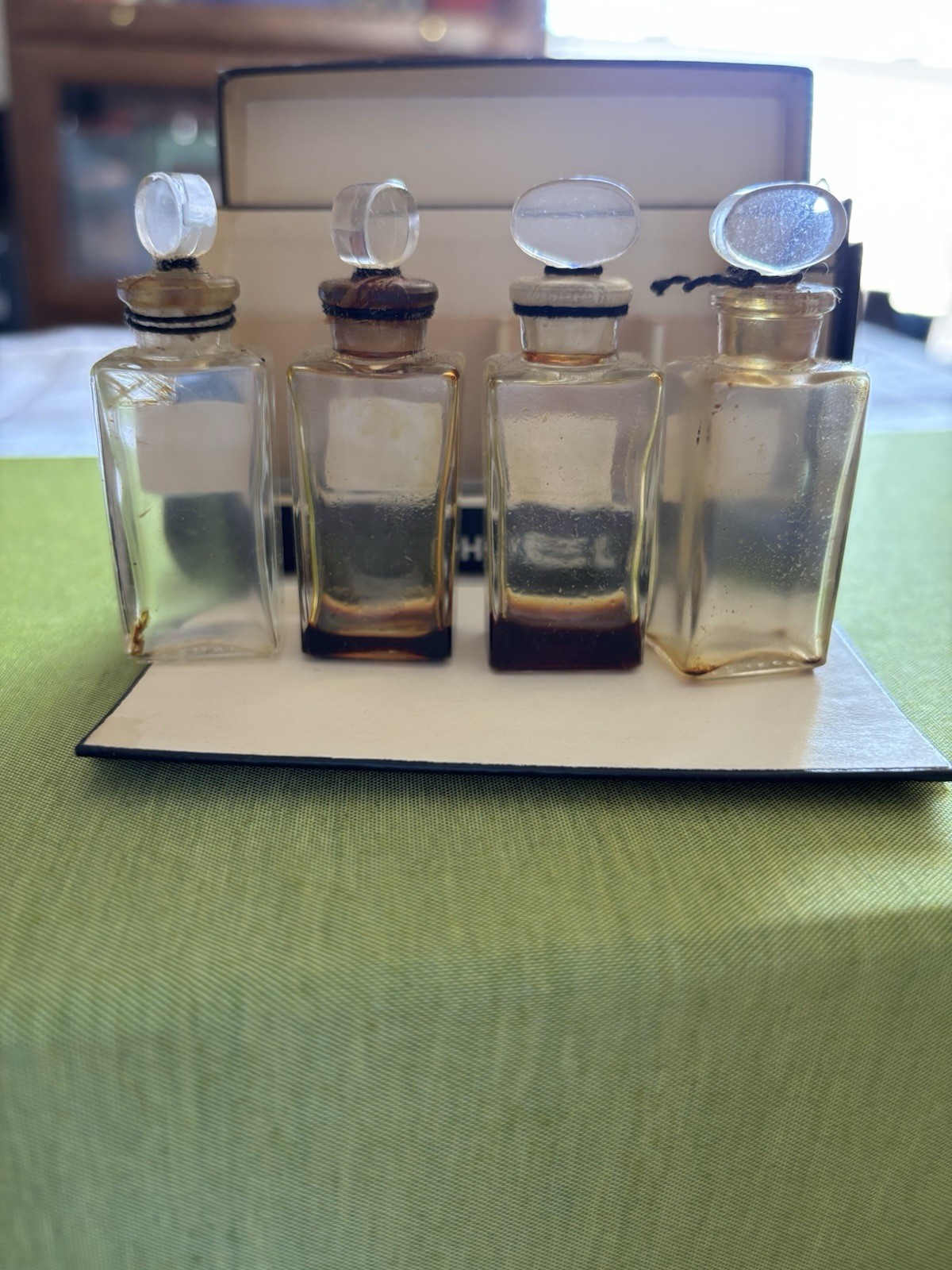 Vintage Set of 4 CHANEL Mini Perfume Bottles Coffret No 5 No 22 + thumbnail 17