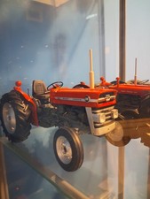 Universal Hobbies Massey Ferguson 135 1:16 Scale