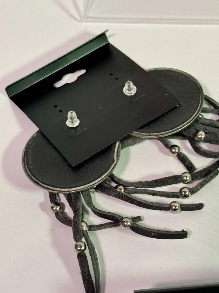 Pendientes concho de plata occidental/nativa con borlas de cuero gamuza negra Foto 2 de 2