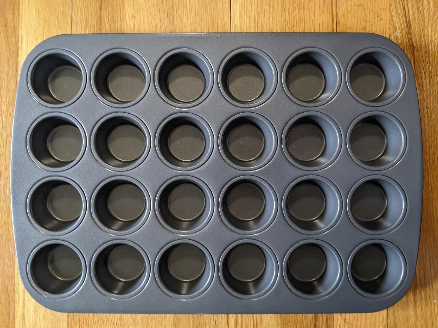 New Oneida Commercial 24-Cup Mini Non-Stick Muffin Pan Tartlets Cupcake Tin
Opens in a new window or
