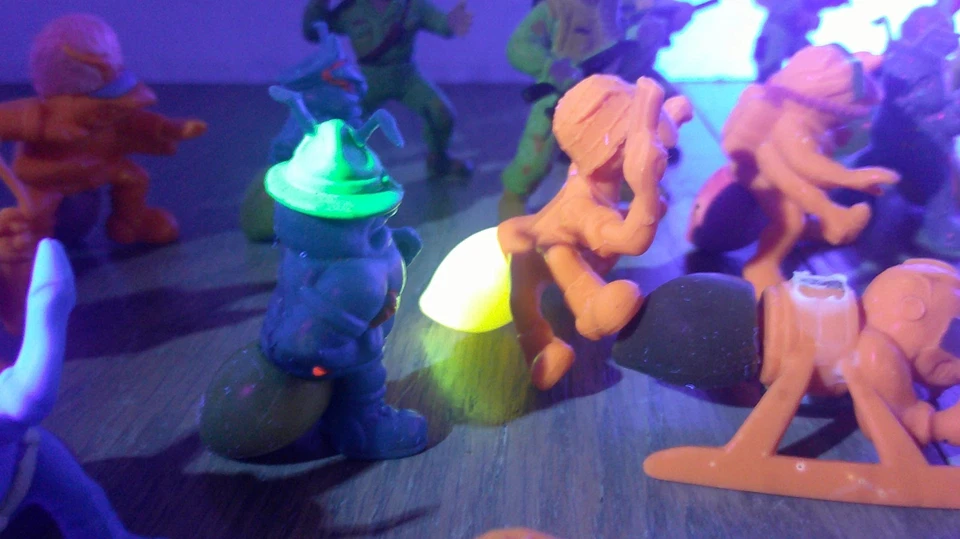 Hormigas del ejército Hasbro 1987 vintage 30 hormigas azules y naranjas 5 humanos brillan luz UV Z157 Foto 2 de 4