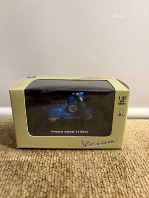 New Ray 1965 Vespa 90SS (1965)  Diecast With Plastics 1:32 Scale