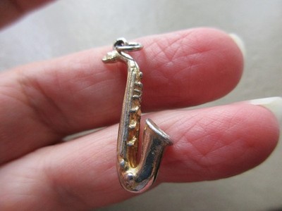 VINTAGE RETRO NIEDLICH ALT GOLDFARBEN SAXOPHON MUSIK ANHÄNGER CHARM HÜBSCH