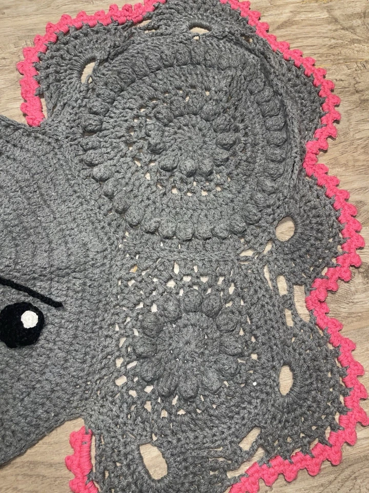 "Alfombra elefante de ganchillo hecha a mano - gris y rosa o chal/tiro de vuelta 60"" de ancho x 43"" de largo" Foto 2 de 2