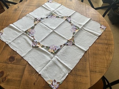 Vintage Tischdecke mit Blumenmuster handbestickt, Handarbeit von meiner Großmutter.