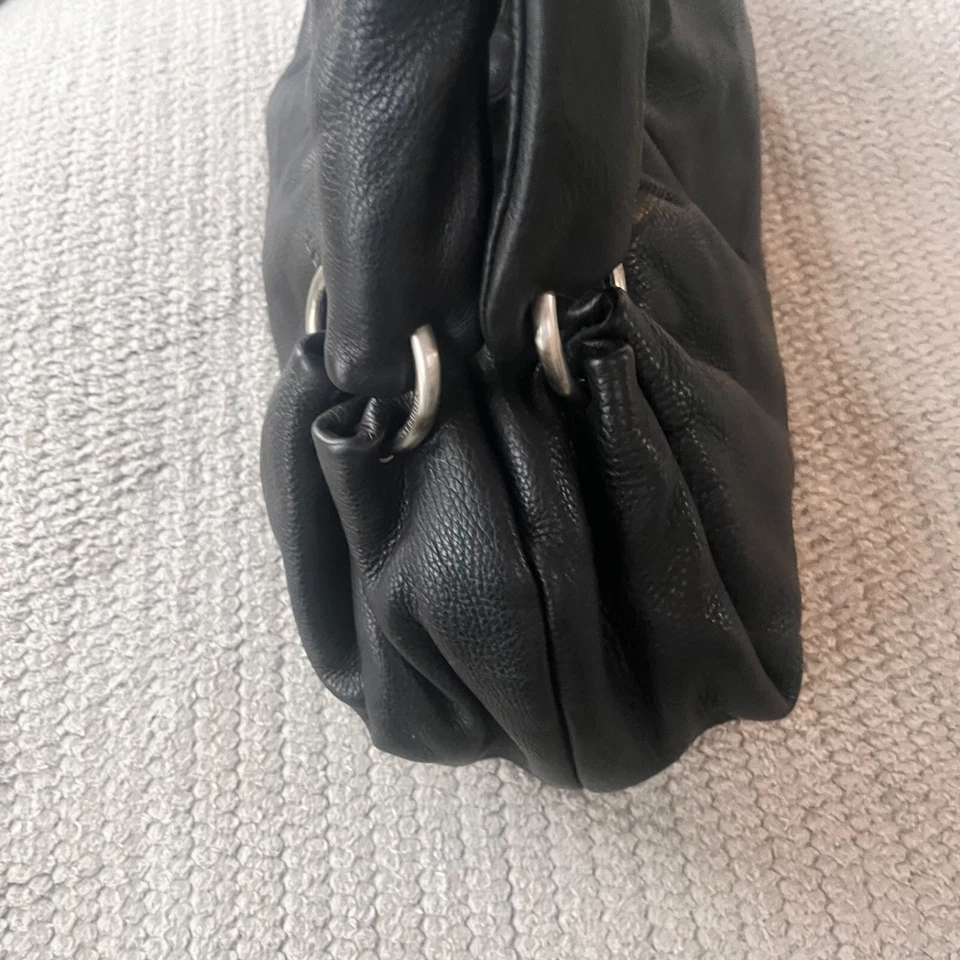 Bolso de hombro Sequoia de cuero negro mantecoso suave doble asa herrajes plateados Foto 4 de 4