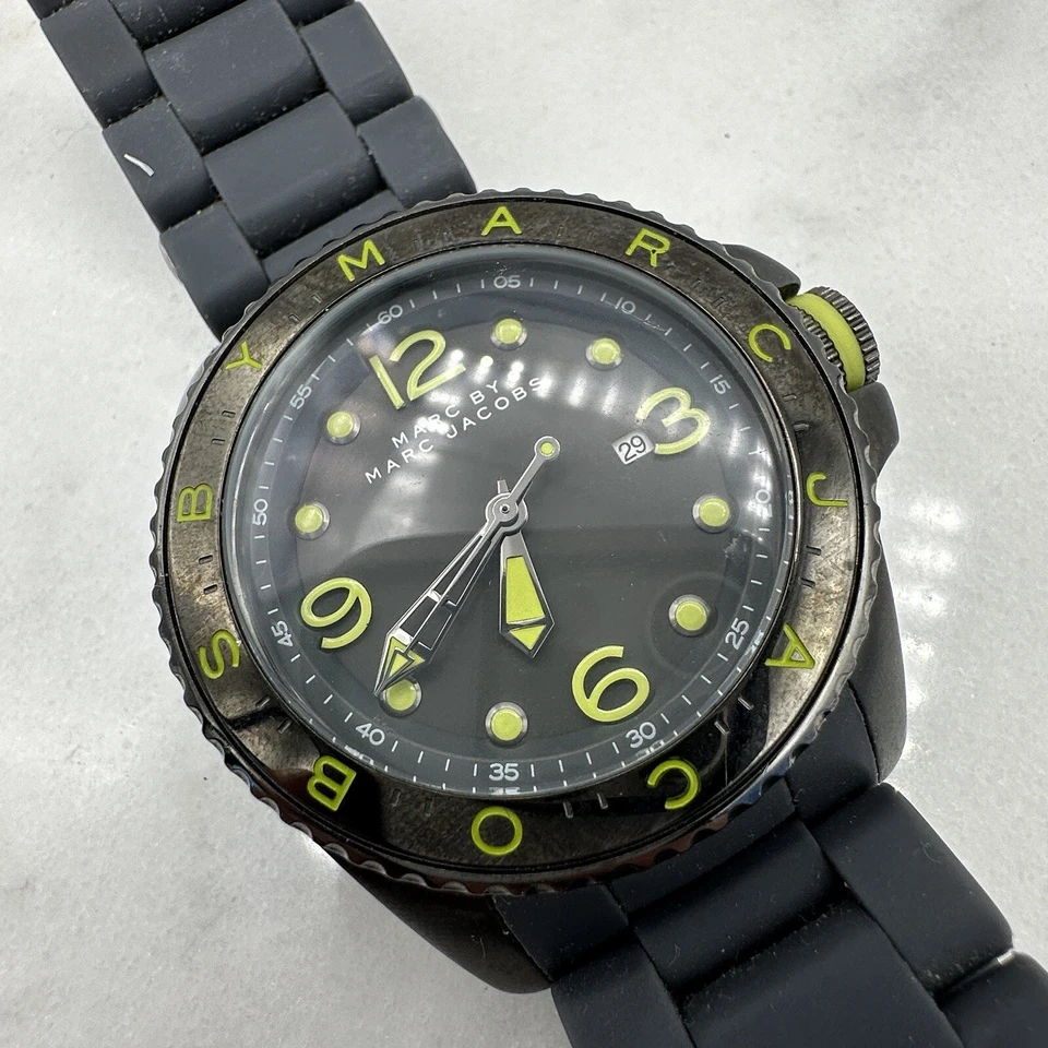 MARC JACOBS MBM2569 灰色硅胶 / SS 50 毫米男式,全新电池 — 第 4/4 张图片