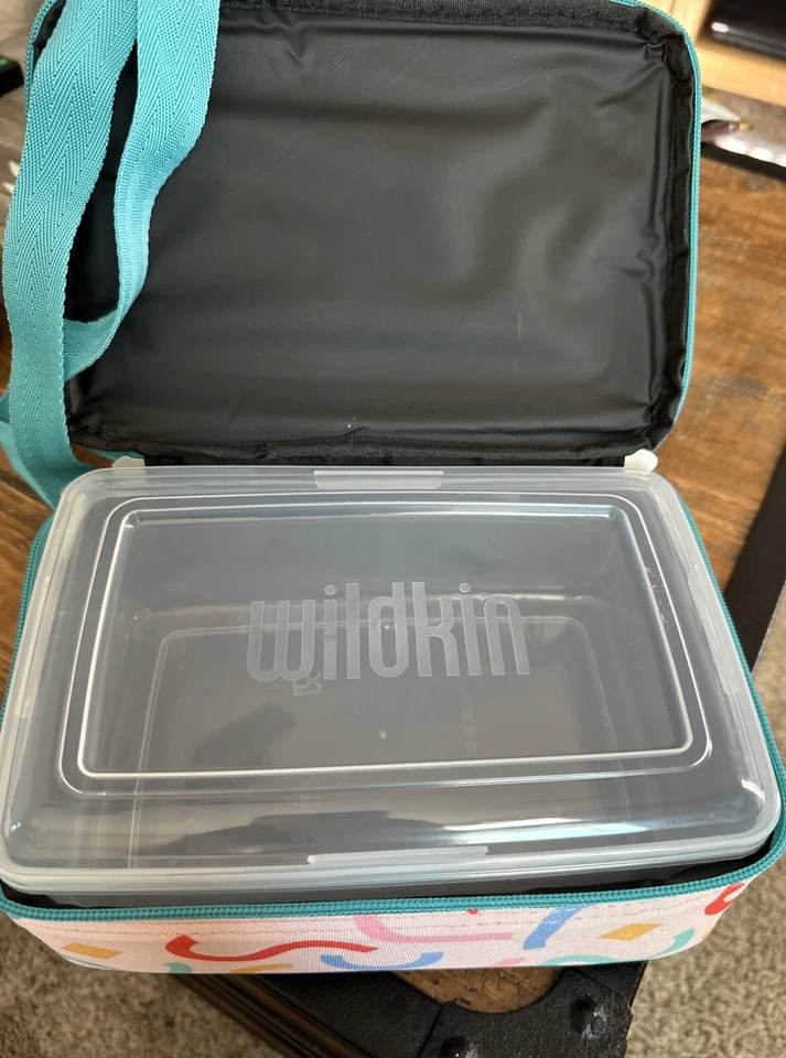 Fiambrera aislada Wildkin Kids de 2 compartimentos con asa y correa con contenedor Foto 2 de 4