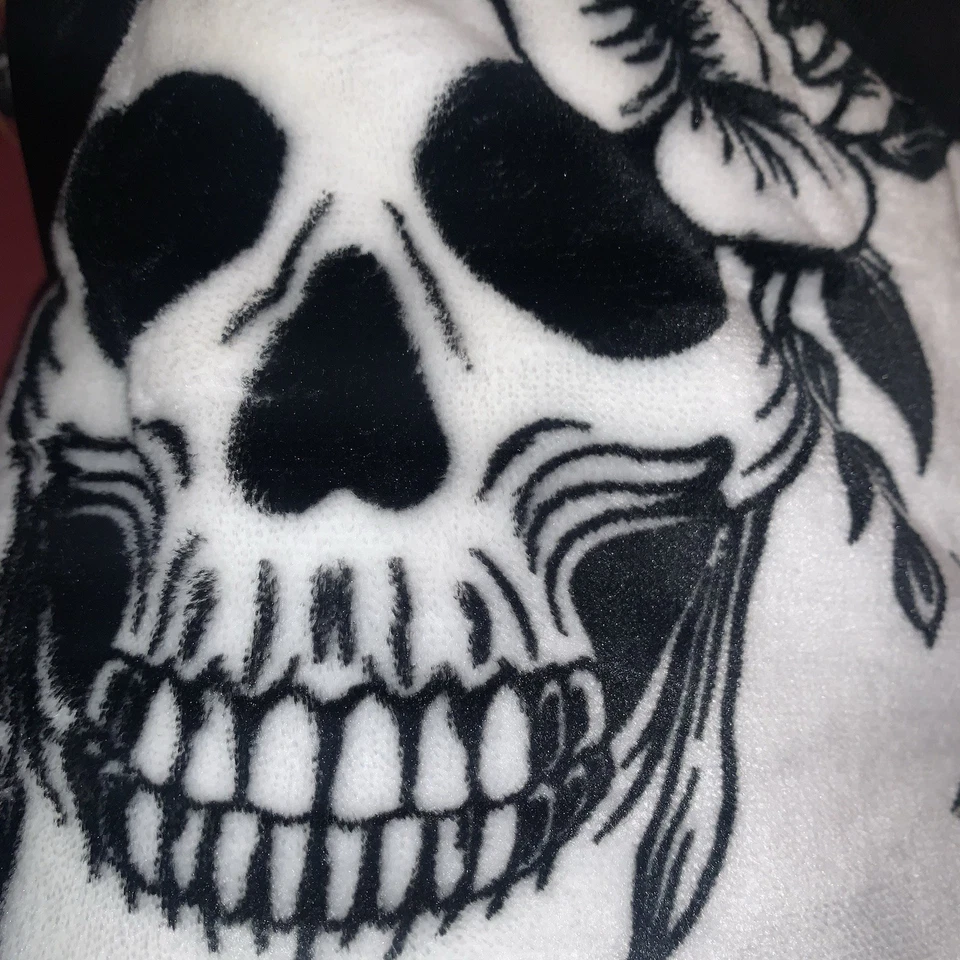 Manta Queen Deborah Connolly Designs Ultra Suave y Acogedora Blanco y Negro Calavera Murciélago Foto 2 de 4