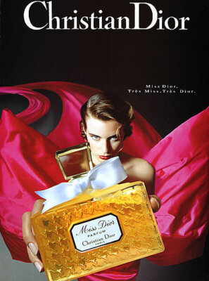 香水(女性用) CHRISTIAN DIOR 1993 Christian Miss Dior Tres Model holding bottle perfume 1-page