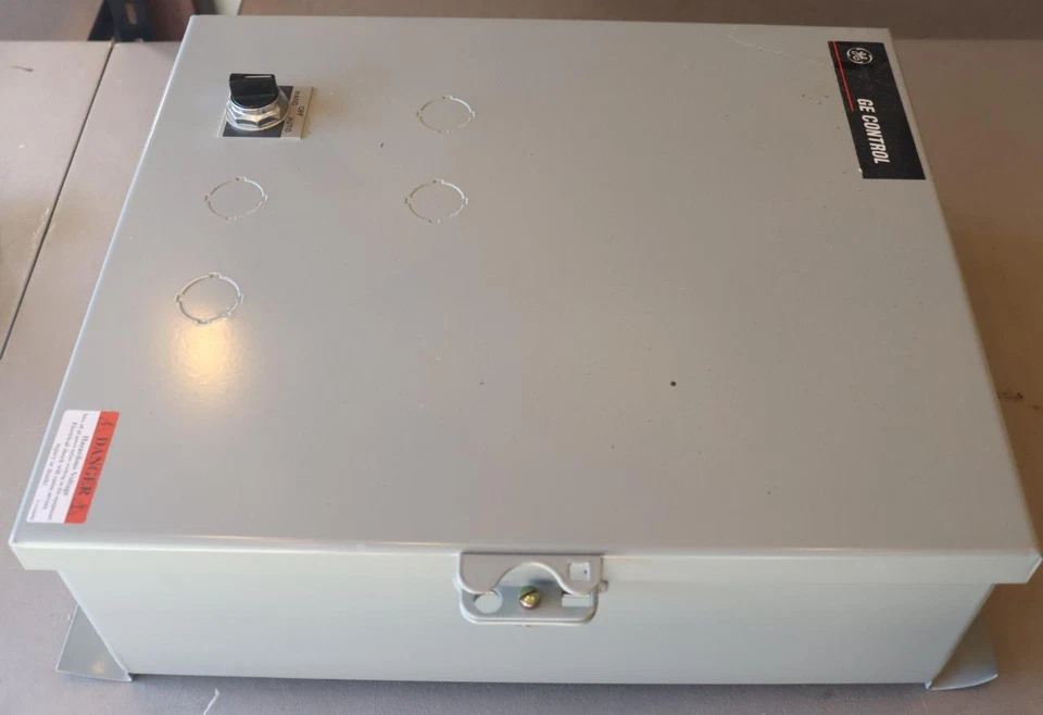 GE Electrically Held Lighting Contactor CR260L21EA021EA0 30A 115/120V Coil w HOA - Image 3 of 4