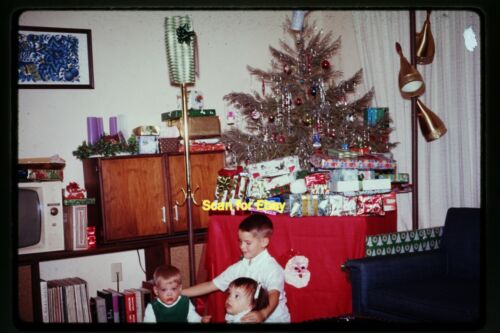Weihnachtsbaum in einem Haus und Lampe 1967, Ektachromfolie aa 14-11b - Bild 1 von 1