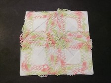 Taschentuch weiß Stoff Handarbeit Lochstickerei und Häkelspitze grün/rosa